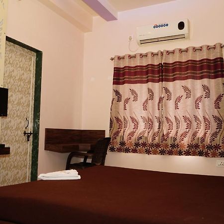 Yuvraj Lodge Osmanabad Bagian luar foto