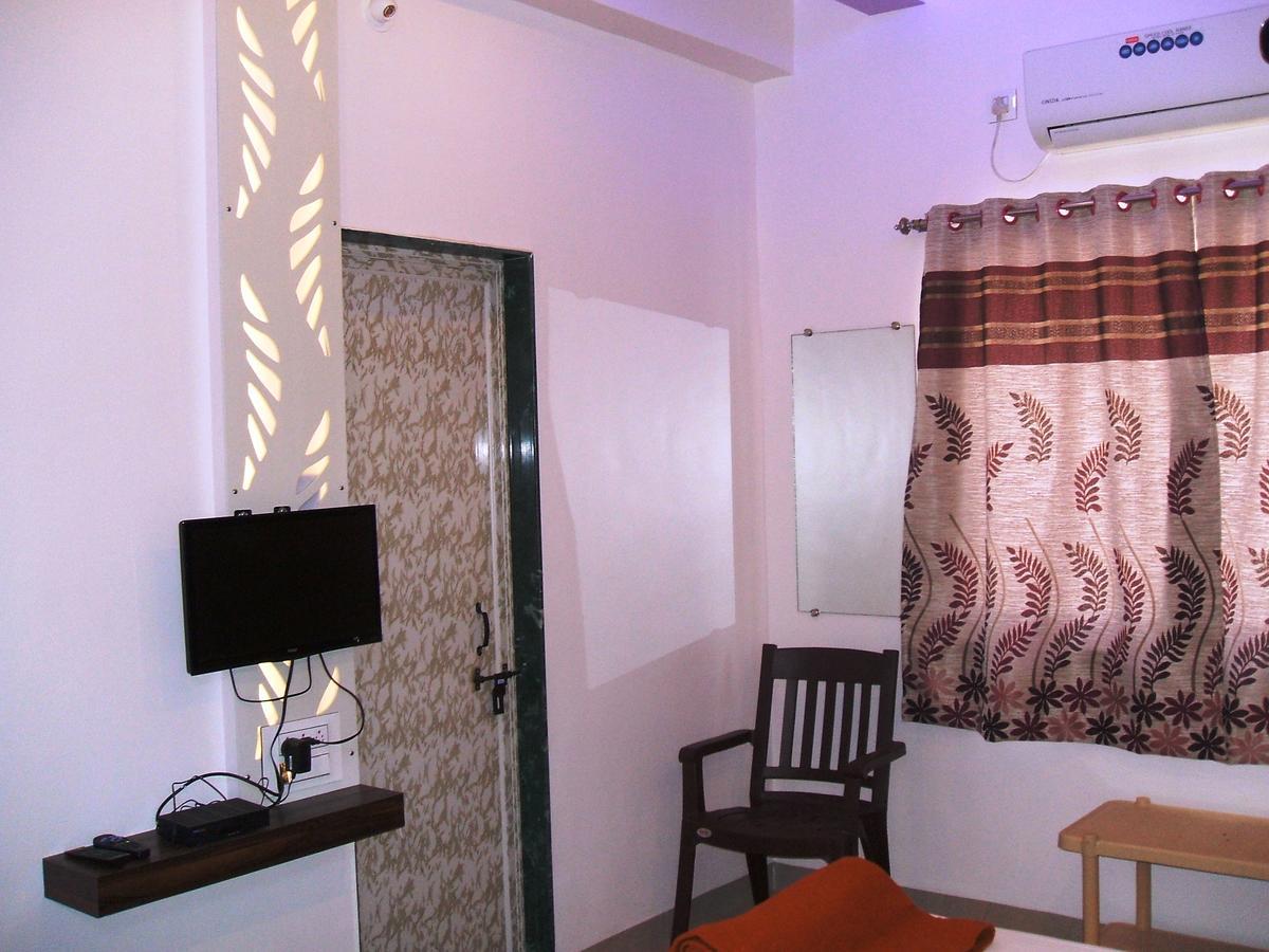 Yuvraj Lodge Osmanabad Bagian luar foto