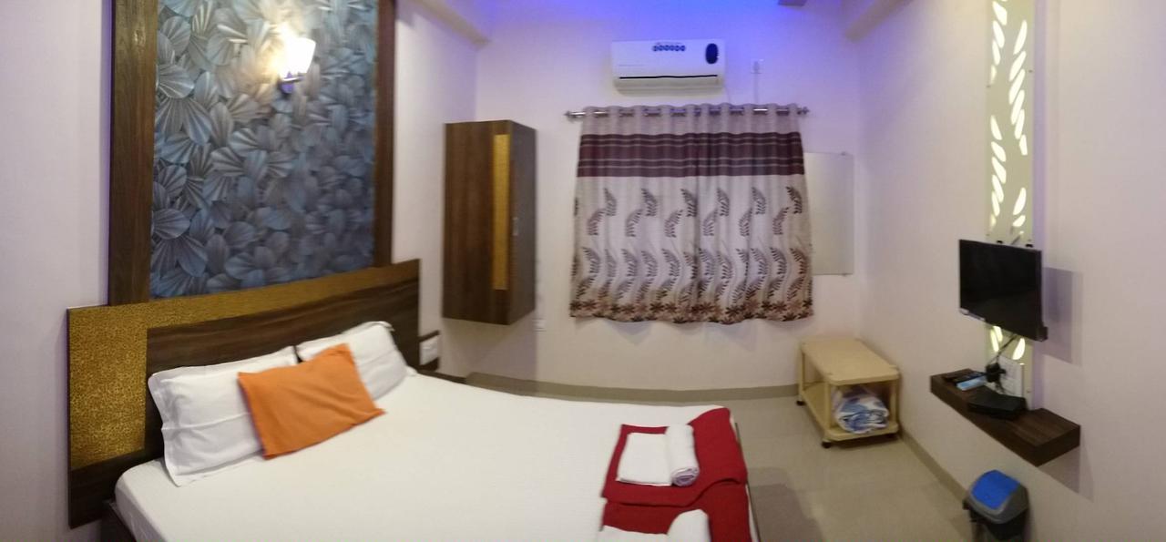 Yuvraj Lodge Osmanabad Bagian luar foto