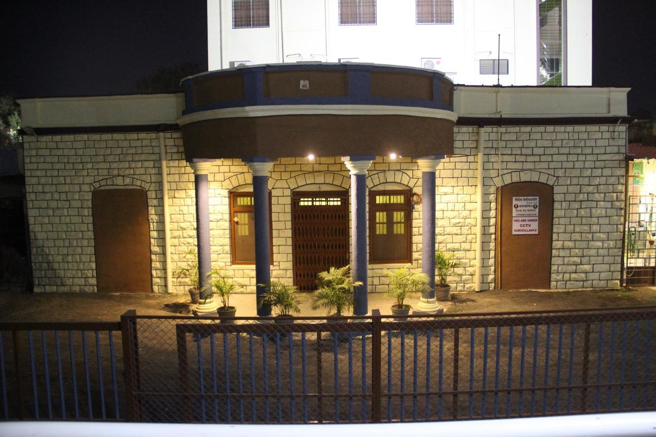 Yuvraj Lodge Osmanabad Bagian luar foto