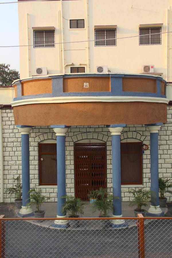 Yuvraj Lodge Osmanabad Bagian luar foto
