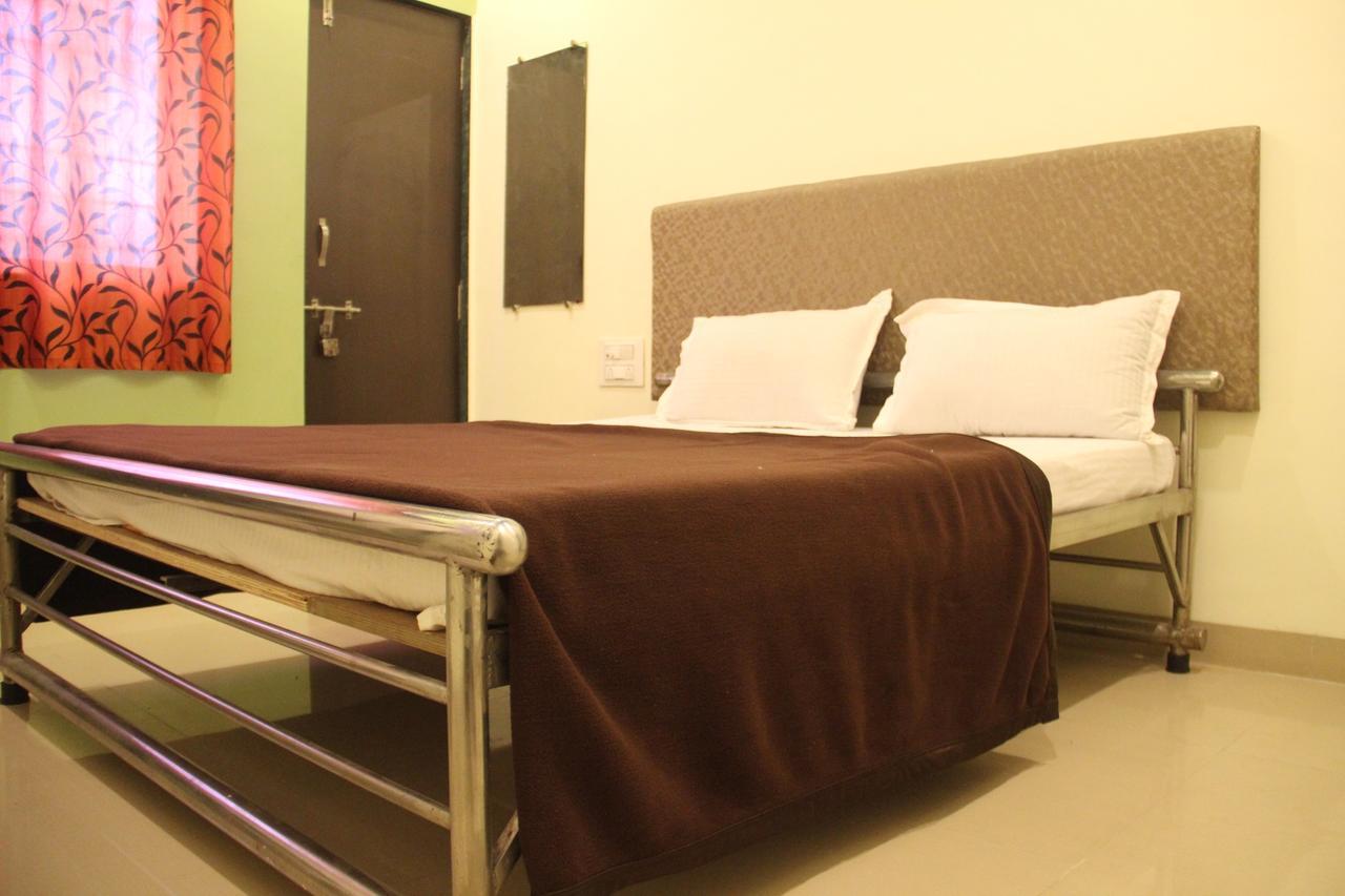 Yuvraj Lodge Osmanabad Bagian luar foto