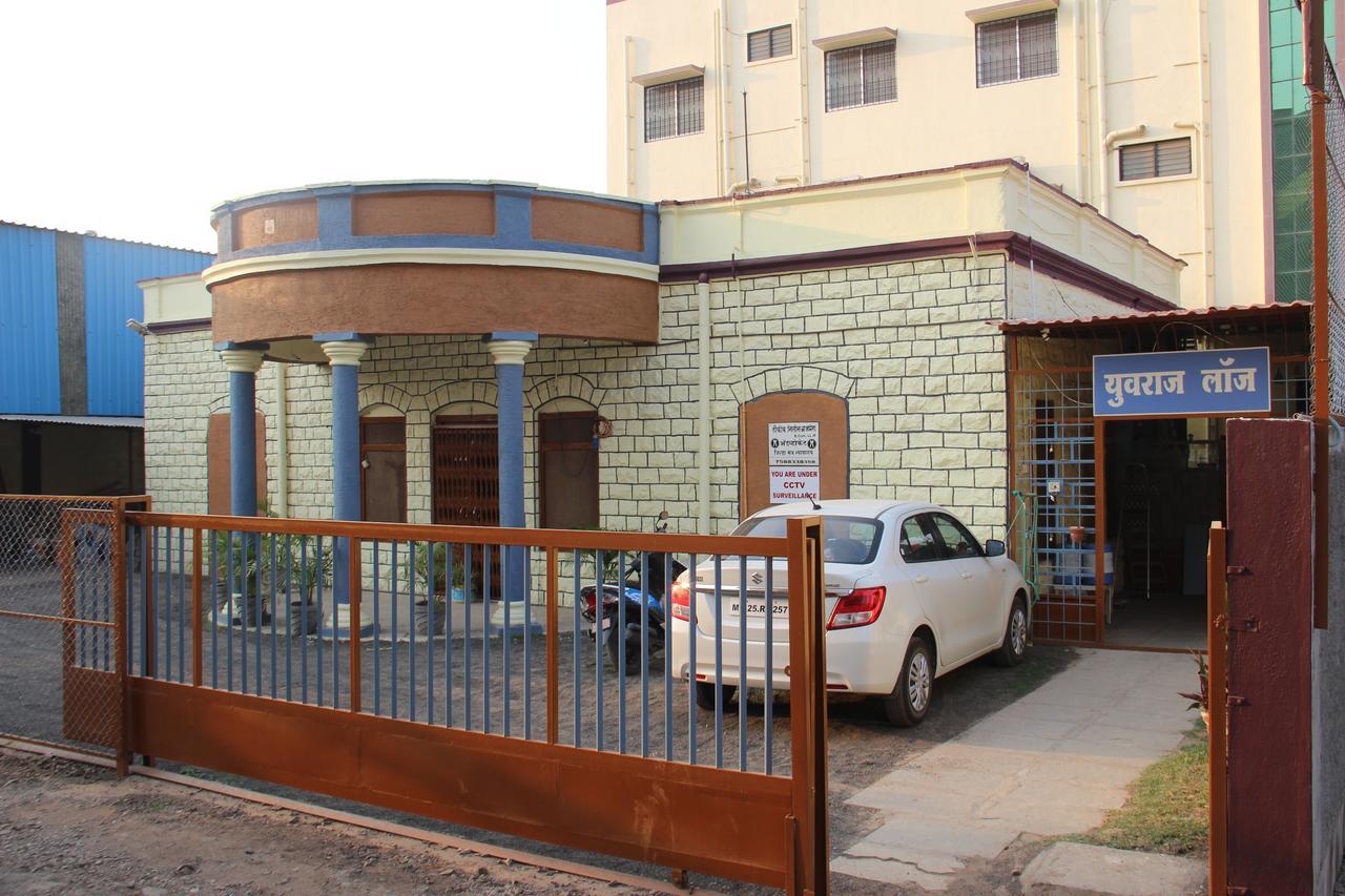 Yuvraj Lodge Osmanabad Bagian luar foto