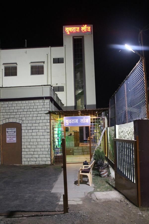 Yuvraj Lodge Osmanabad Bagian luar foto