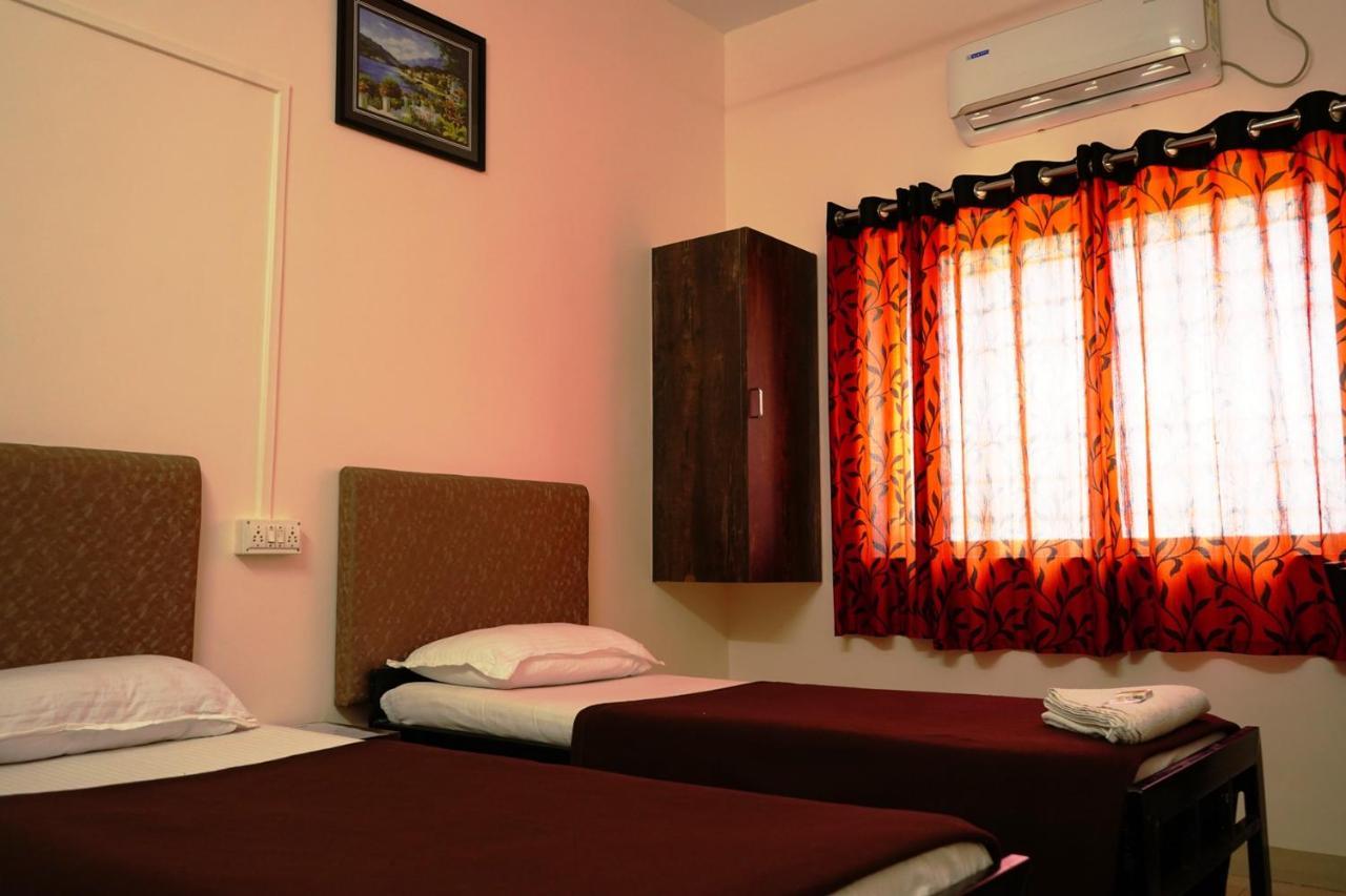 Yuvraj Lodge Osmanabad Bagian luar foto