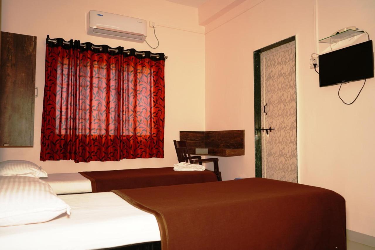 Yuvraj Lodge Osmanabad Bagian luar foto