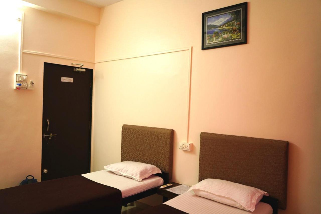 Yuvraj Lodge Osmanabad Bagian luar foto