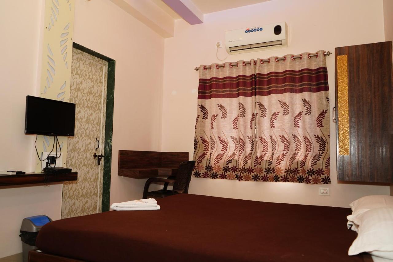 Yuvraj Lodge Osmanabad Bagian luar foto